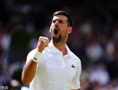 PG游戏-德约科维奇回归赛场，逆转首场状态亮眼，雄鹿观众沸腾！的简单介绍