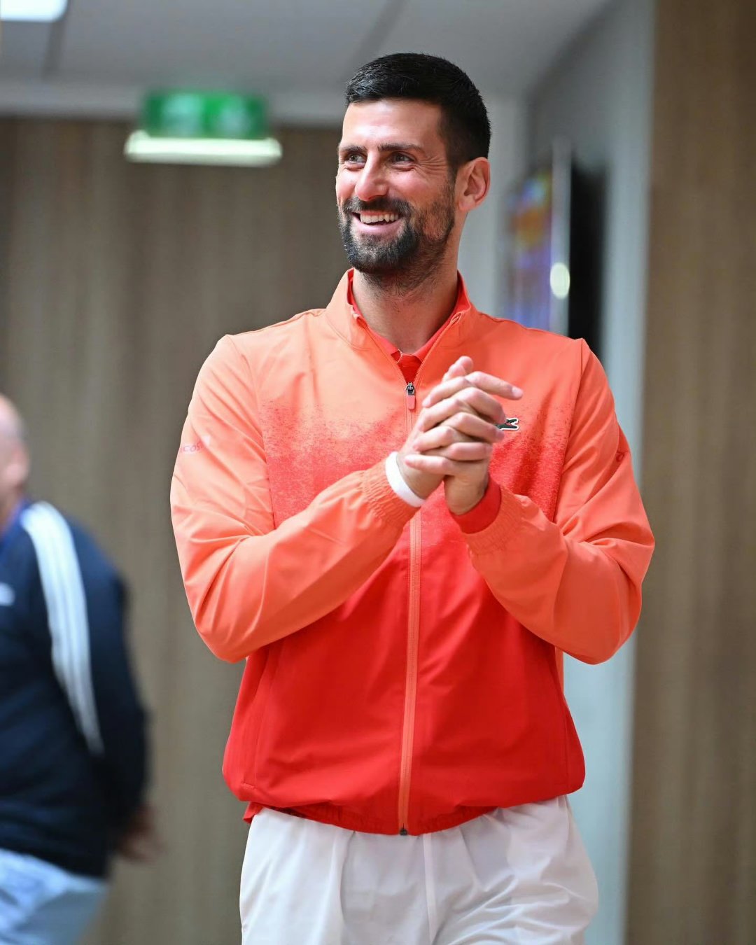 PG游戏-德约科维奇回归赛场，逆转首场状态亮眼，雄鹿观众沸腾！的简单介绍